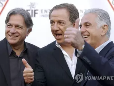 게스 창업자, 성추행 의혹으로 사임