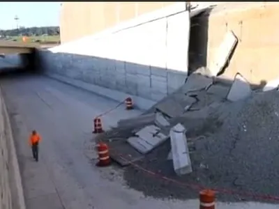 고속도로 옹벽이 갑자기 '와르르'