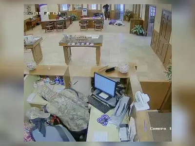 '자동소총'무장 은행강도 일당 체포