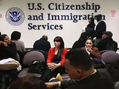 이민수속 중 거짓 드러나면 추방재판 자동 회부