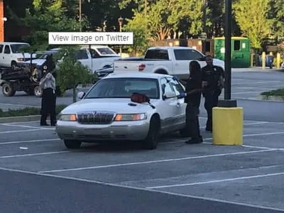 번화가 식당에 어릿광대 강도