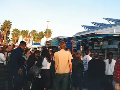 푸드트럭 음식 주문 전 위생 점검을