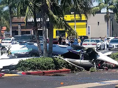 샤핑몰 인근 주차장에 경비행기 추락