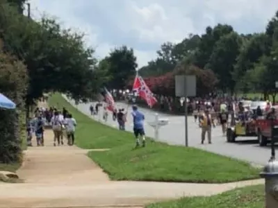 퍼레이드 행사에 느닷없이 '남부군기'