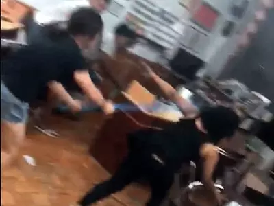 돈 안낸 흑인손님 빗자루로 폭행