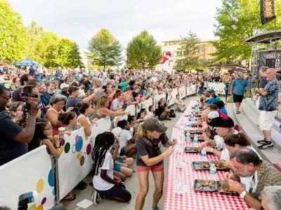 〈사진〉치킨 윙도 먹고 락도 즐기고