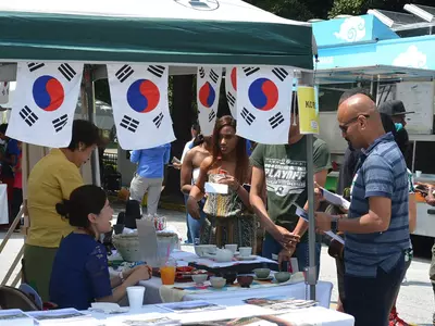 〈사진〉 "제기차기... 어렵지만 재미 있어요"