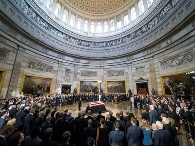 존 매케인 유해 연방 의사당 안치