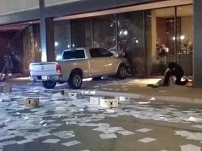 방송국에 트럭 돌진…부상자 없어