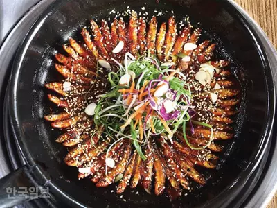 세상의 모든 소음을 삼킨 듯… 산도 강도 한없이 푸른 정겨움