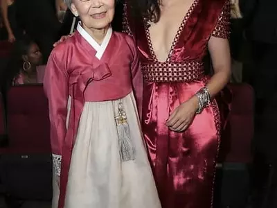 에미상 레드카펫 수놓은 한복, 샌드라 오 어머니에 `시선집중'