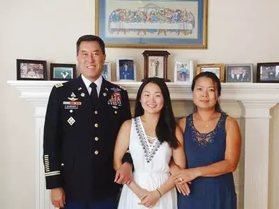 한인 입양여대생 추방위기...나이탓