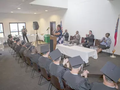 귀넷 교도소 재활 프로그램 첫 졸업생