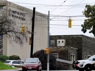 〈유대인 회당 총격참사〉  “총격범 ‘모든 유대인 죽어야’ 외쳤다”