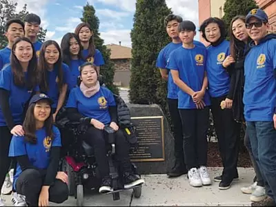 한인 젊은이들 위안부 기림비 주변 청소