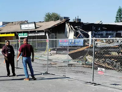 한인 소유 샤핑몰 불... 한인업소 4곳 전소