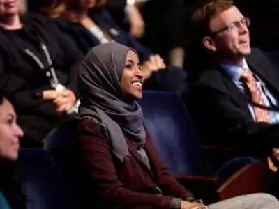 첫 여성 무슬림 의원 '히잡 금지 철폐'부터