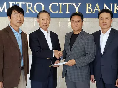 성금에 봉사 참여... 메트로시티은행 '사랑의 점퍼' 동참