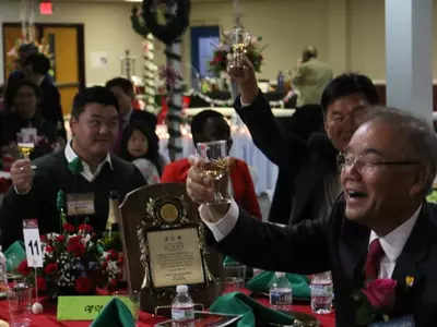 "내년에도 모두들 활짝 웃을 수 있었으면...."