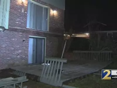 덱에서 단체사진 찍다 '와르르'