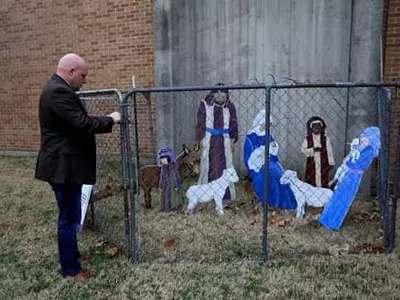 울타리에 갇힌 아기 예수와 가족