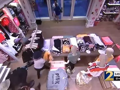 30만 달러어치  유명 여성속옷 훔친 여성들