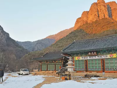 석양 머금은 기암단애… 시간도 길을 멈추다