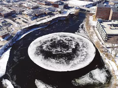 얼어붙은 강에 보름달 '휘영청'