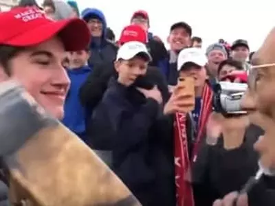 고교생들 인디언계 참전용사 모욕