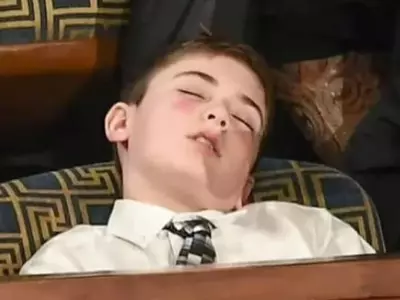 '소년 트럼프' 국정연설장서 '쿨쿨'