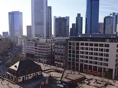 산뜻한 스카이라인 배경으로 마인강서 맥주 한잔