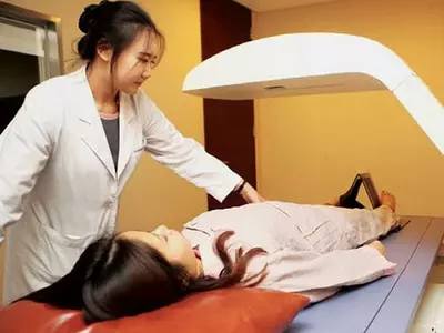 백팩 매고 빨리 걸으면 골다공증 예방에 도움