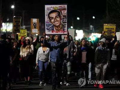 "휴대폰 권총오인 흑인사살 경관 '합법'"