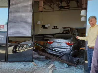 '아찔' 둘루스 한인 업소에 차량 돌진