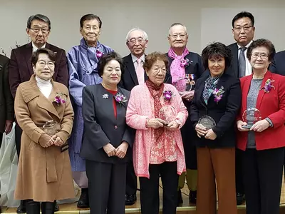 이민 신구세대 문학작품  한 곳에