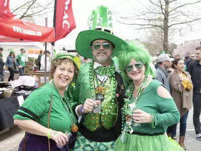 "맥주 마시며 성 패트릭스 데이 즐겨요"