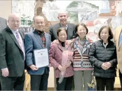 28년 세탁소 운영 한인 부부 은퇴소식에, 시는 공로장·경찰은 감사패...신문보도까지