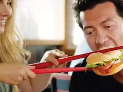젓가락으로 햄버거 먹는 광고 논란