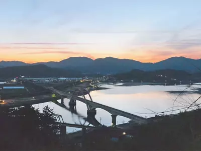 봄바람에 흩날리는 매화 꽃잎 이별이 싫은 듯 섬진강 붙잡고…