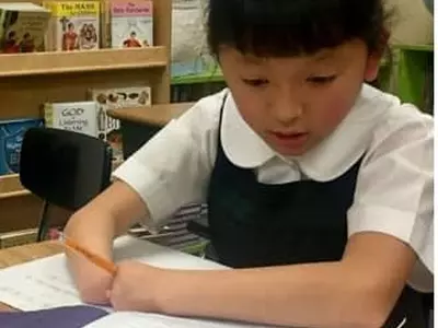 양손 없는 10살 소녀, 손글씨대회 우승 '감동'