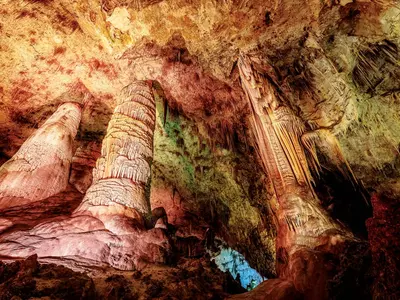 ‘탄성’자아내는 종유석 동굴과 거대 암각상…