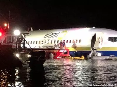 143명 탄 여객기 강물 빠져… 사망자 '0' 기적