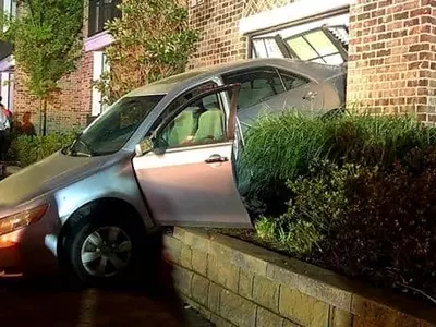 13세 소녀, 엄마 차 몰려다 아파트에 '꽝'