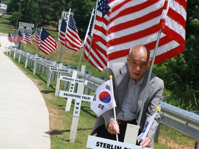 둘루스 다운타운 성조기와 함께 걸린 태극기