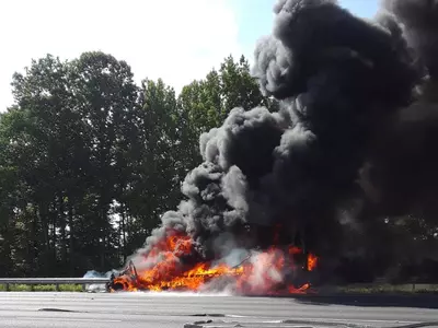 85번 고속도로 운행 중 갑자기 '불'... 트럭 전소