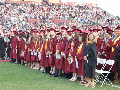 이번 주 내내 귀넷 지역 고등학교 졸업식