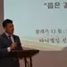 "좁은 길은 짐을 버려야 갈 수 있어"