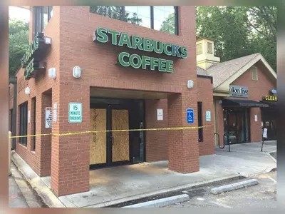 술 먹고 스타벅스 매장 부순 20대 남성