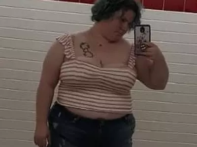 너무 선정적이거나 뚱뚱하거나... 배꼽티 입은 여성 식당서 쫓겨나