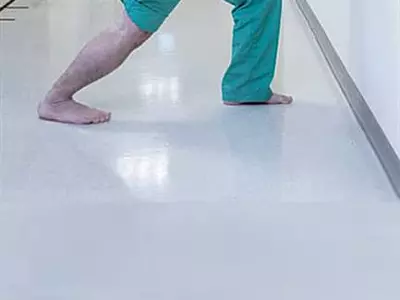 아침 걸을때 발바닥·뒤꿈치 쑤시는 심한 통증